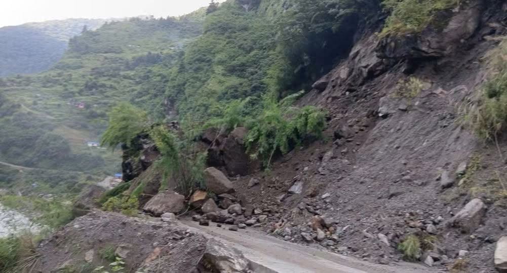 Landslide blocks road to Manang near Khotro Khola