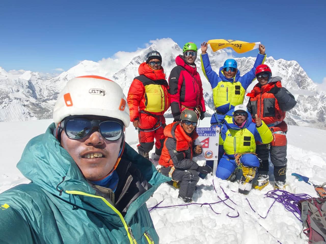 Summit route opens as hundreds prepare to attempt Ama Dablam