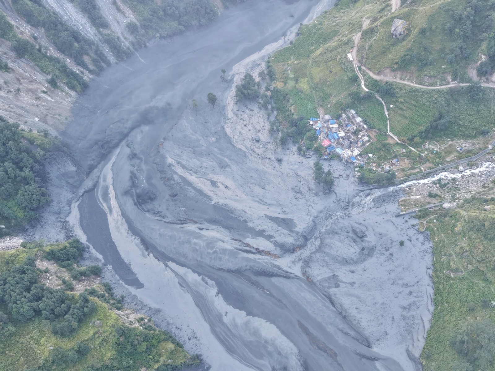Around 100 foreign tourists, 80 Nepali trekking workers await rescue in Manaslu