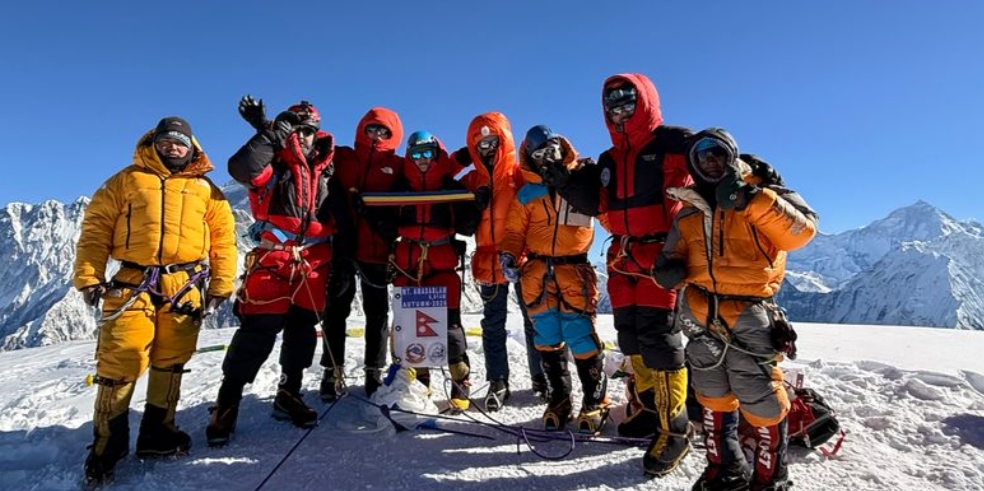 Five Romanian climbers summit Ama Dablam in single expedition